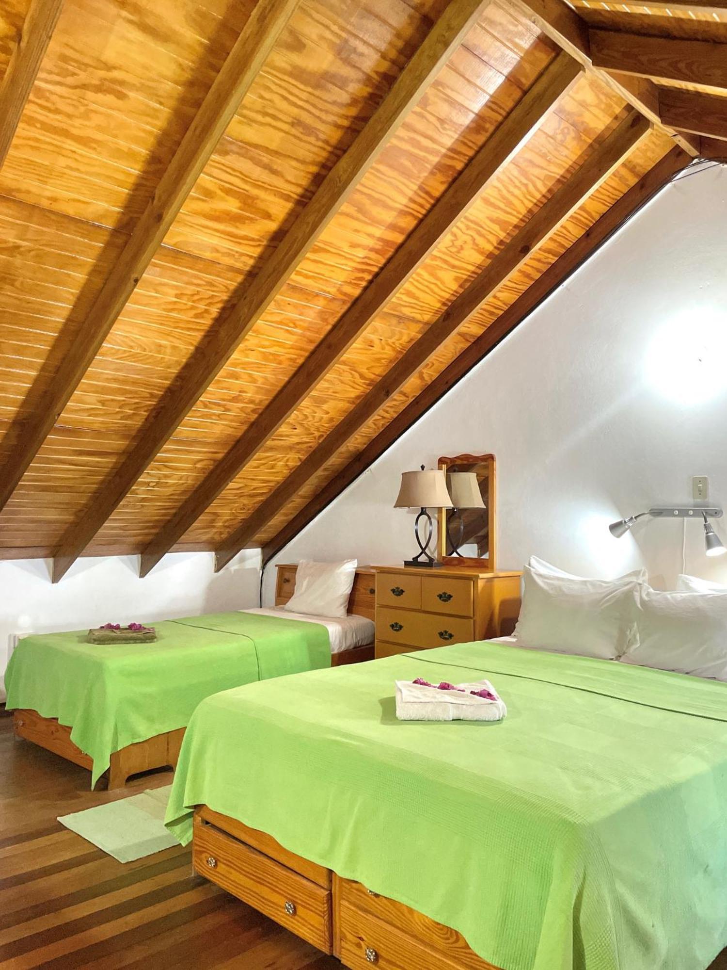 Bananaquit Tobago -Stay Near The Beach Краун Пойнт Екстериор снимка