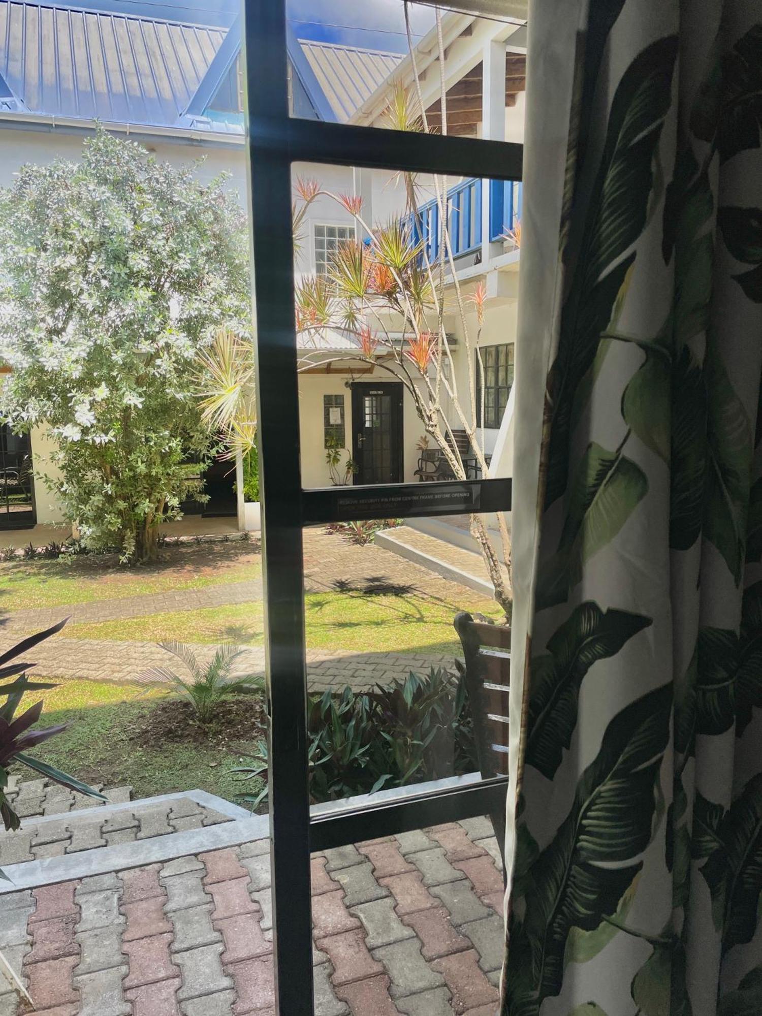 Bananaquit Tobago -Stay Near The Beach Краун Пойнт Екстериор снимка